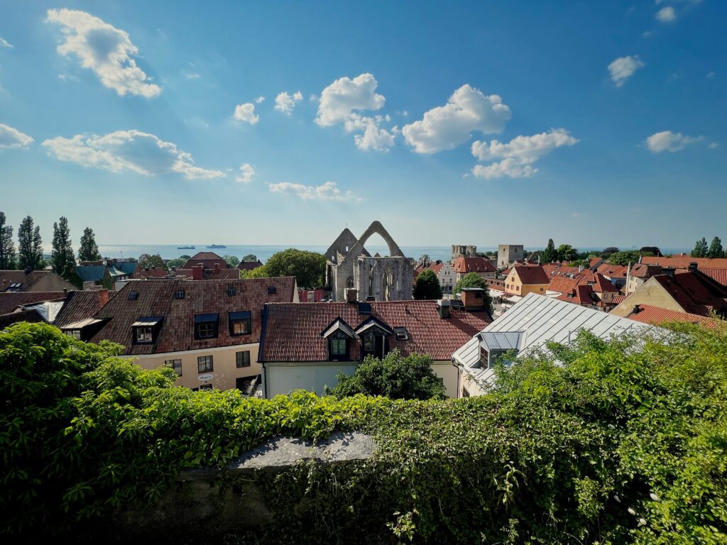 Vy uppifrån över Visby en sommardag
