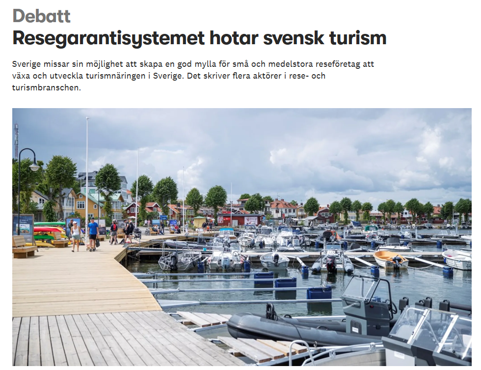 en bild med båtar i en hamn och rubrik på debattartikeln